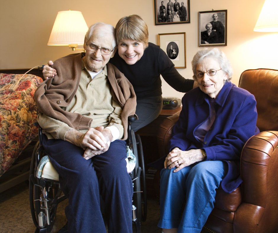 Zdjęcie przedstawia starszego mężczyznę i kobietę w uścisku z członkiem rodziny.