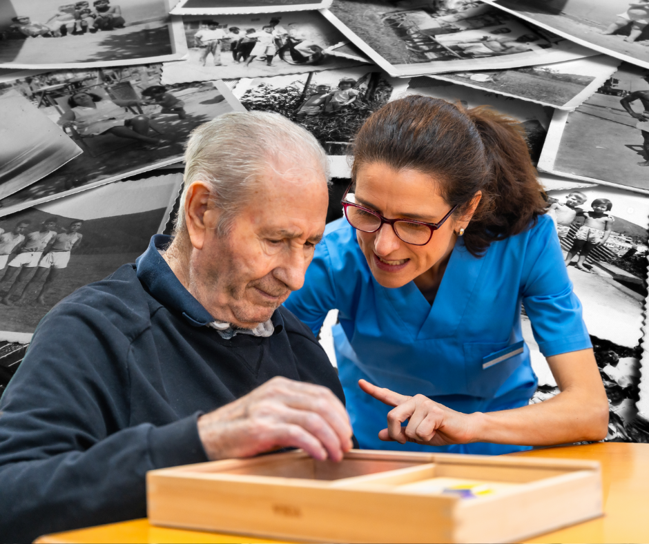 Zdjęcie przedstawia starszego mężczyznę wykonującego ćwiczenia wspomagające pamięć pod nadzorem pracownika domu opieki. W tle zdjęcia rodzinne.